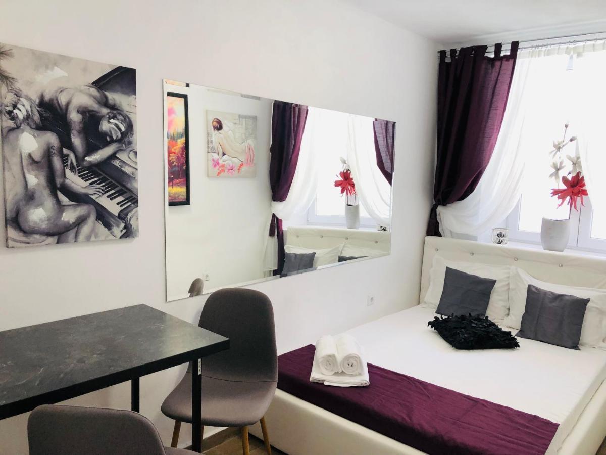 Central Petit Room Braşov Exterior foto